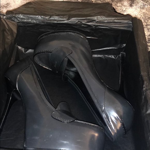 YSL Porcellana Heels - Picture 2 of 7